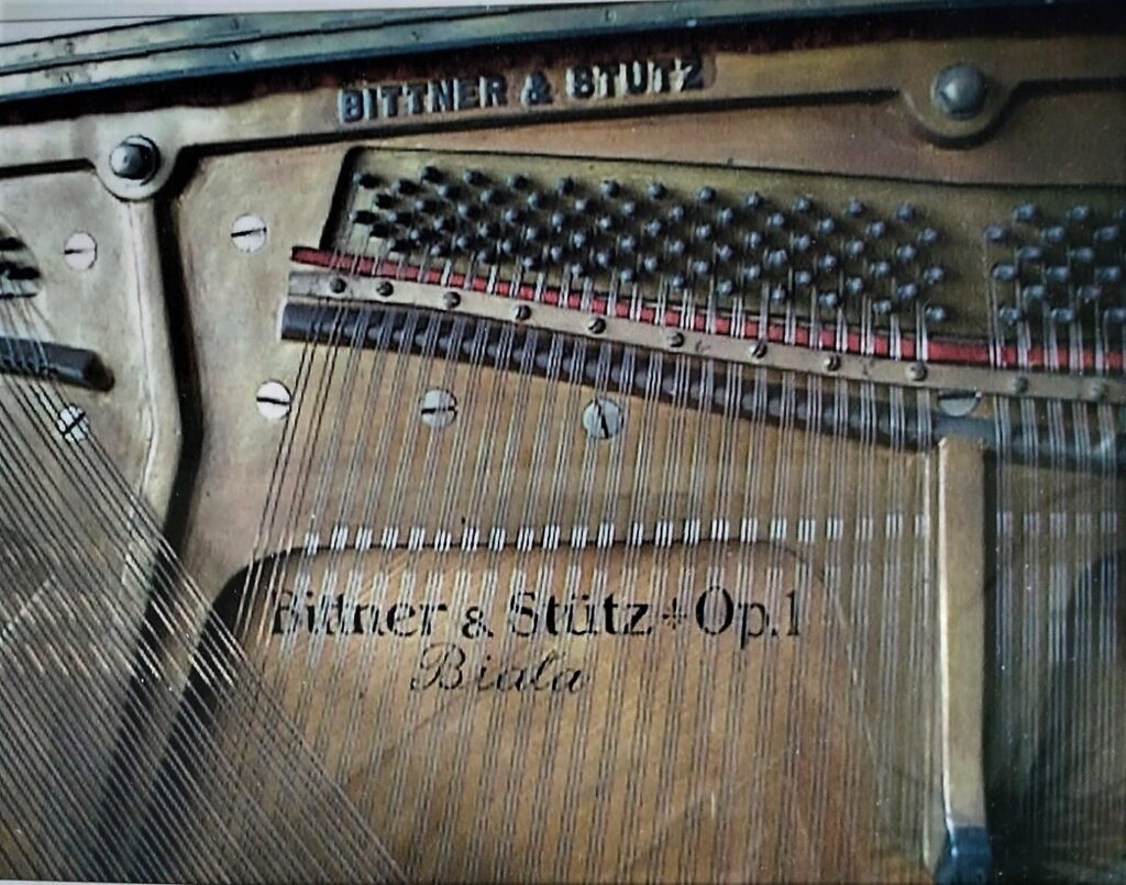 Pierwsze pianino wyprodukowane przez Bittnera i Oskara Stütza (zdjęcie z archiwum Łucji Stütz)