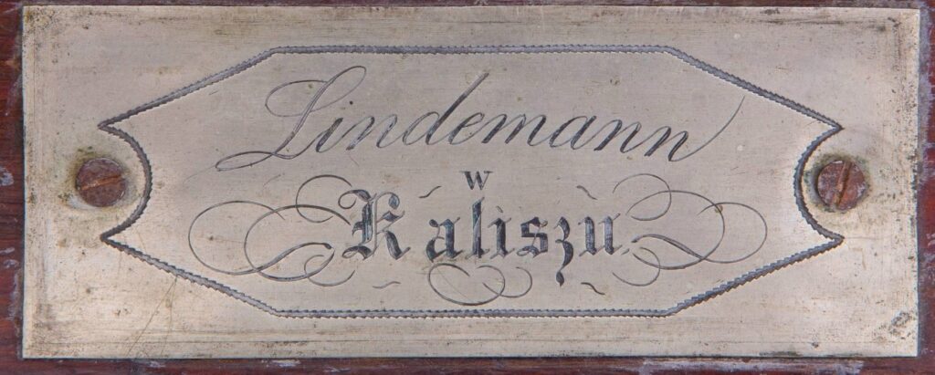 Zdj.15.  Tabliczka na pokrywie klawiatury. https://fortepian.instrumenty.edu.pl/pl/pianos/show/piano/106 [dostęp:1.11.2025]