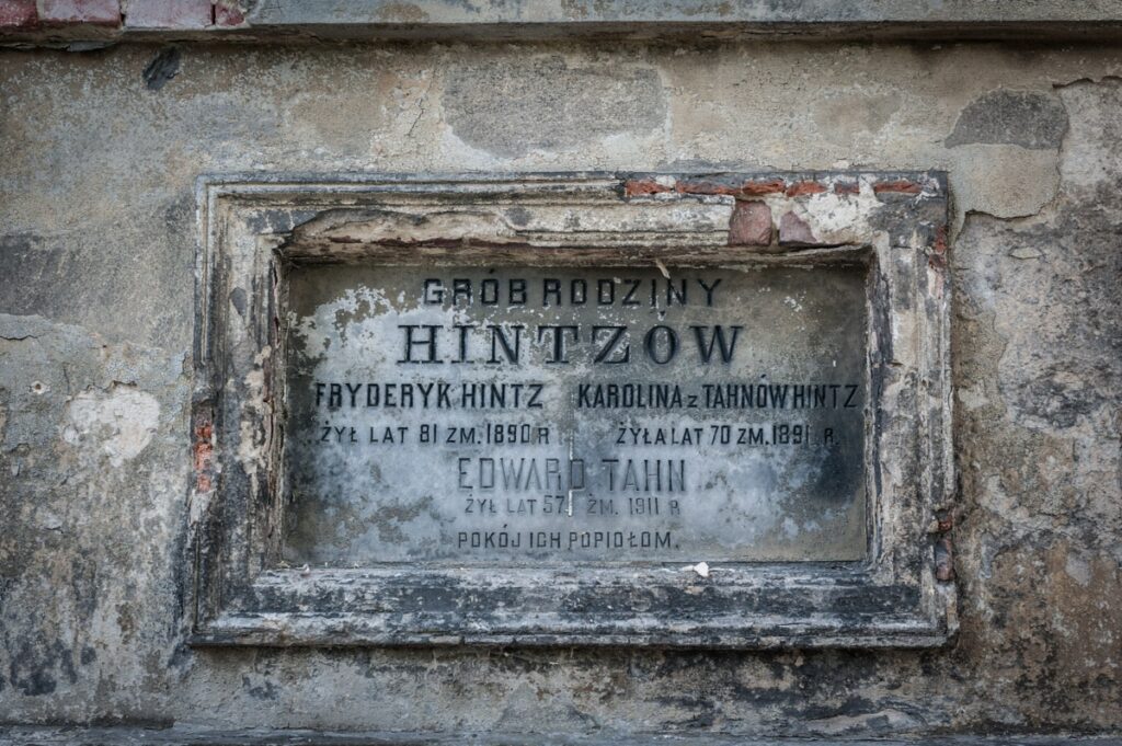 Zdj. Tablica z grobowca Hintzów i Tahnów.  https://calisia.pl/z-luterskiej-gorki,37335